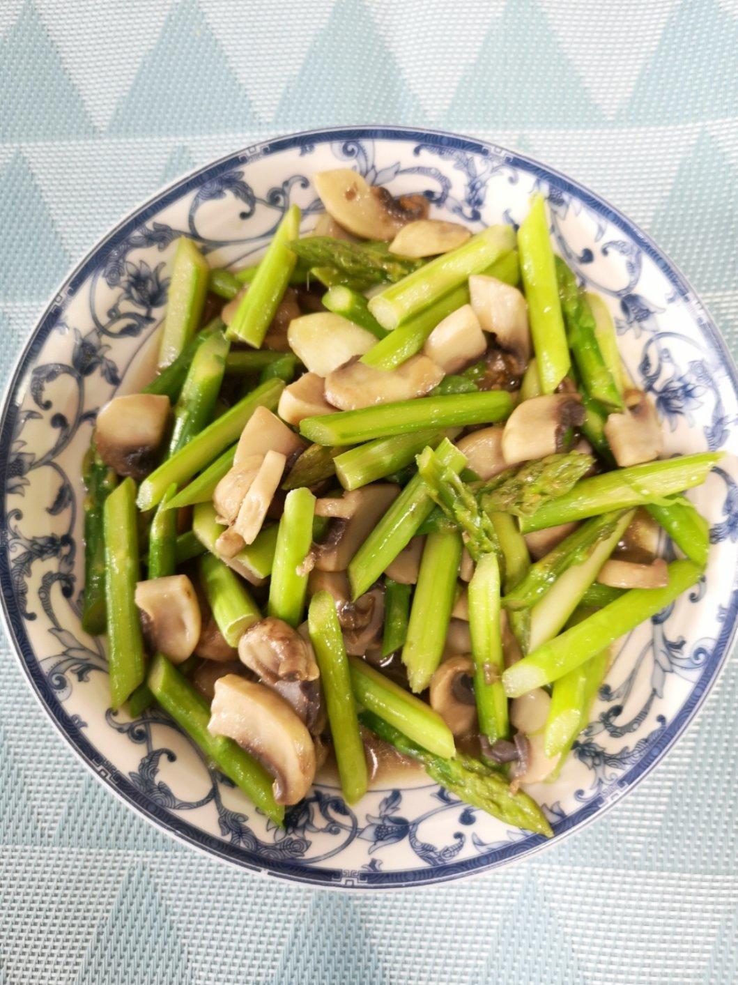 芦笋炒蘑菇