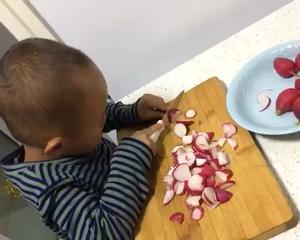 2岁11个月的儿子做的第一道菜～凉拌樱桃萝卜的做法 步骤1