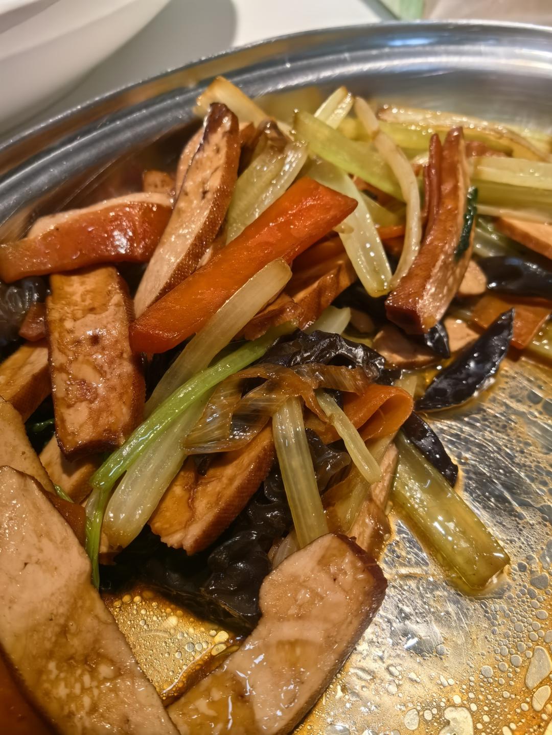 午餐晚餐简单快手下饭菜芹菜炒香干