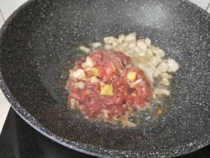 营养丰富又下饭的韭菜苔炒肉的做法 步骤4