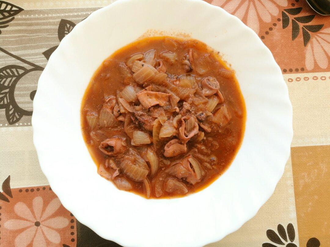 地中海小岛美食鱿鱼仔番茄炖鲜的眉毛掉下来