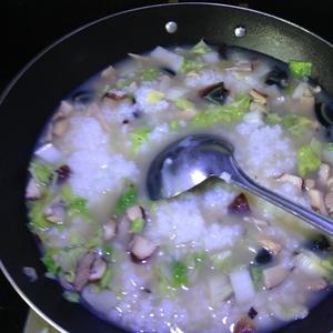 青菜皮蛋虾仁粥的做法 步骤5