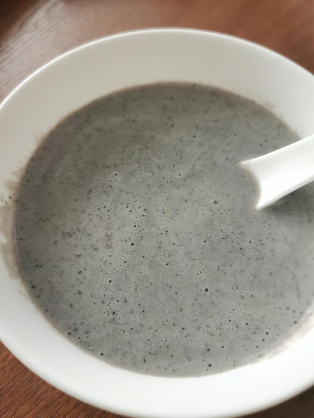 香蕉麦片黑芝麻奶昔