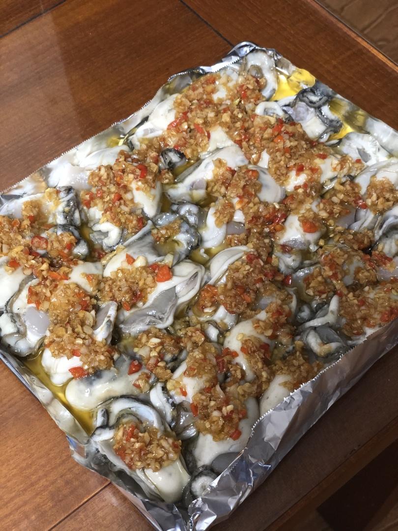 烤生蚝 生蚝好吃关键是蒜茸做得好