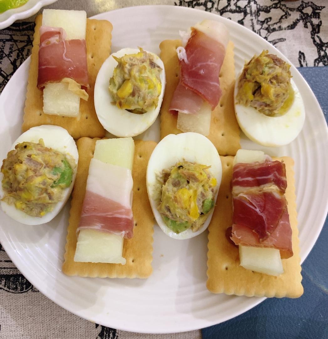 牛油果吞拿鱼鸡蛋盅