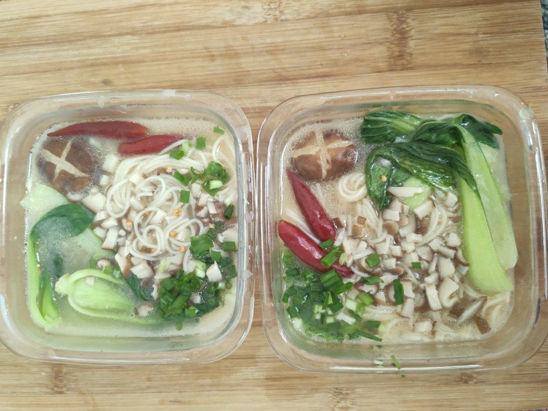 菌汤面条 看得见的香菇 尝得到的鲜美 这才是真正的菌汤