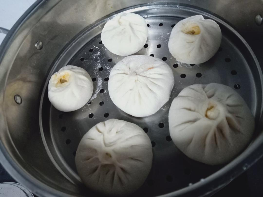 松软的素馅包子