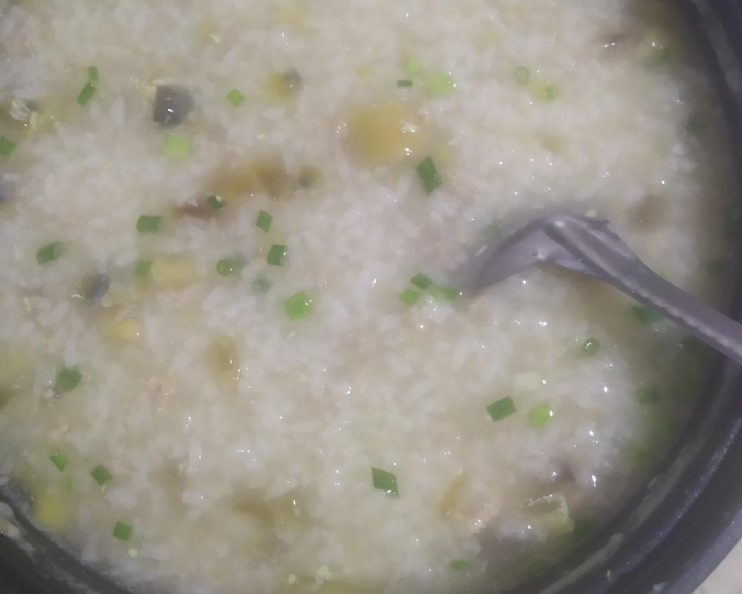 天凉了，来碗皮蛋瘦肉粥吧~