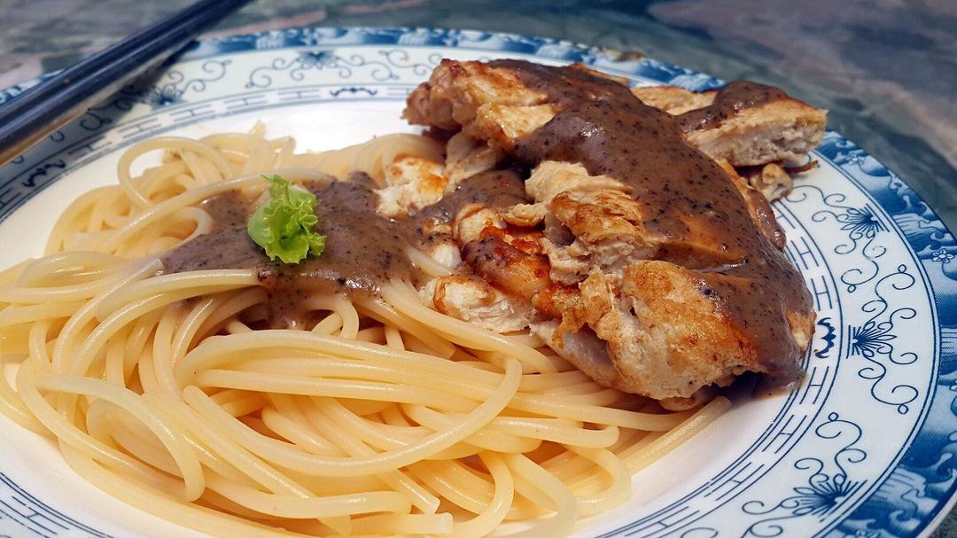 香煎鸡胸肉配意粉黑椒汁