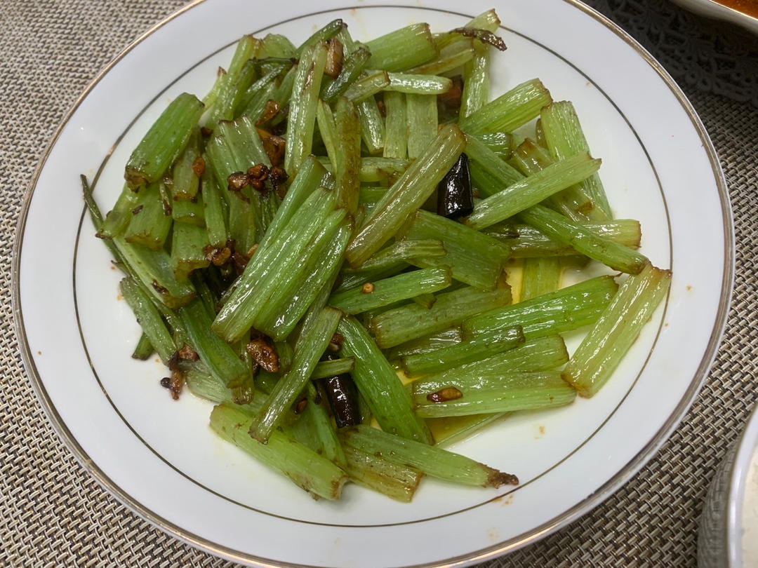素炒芹菜