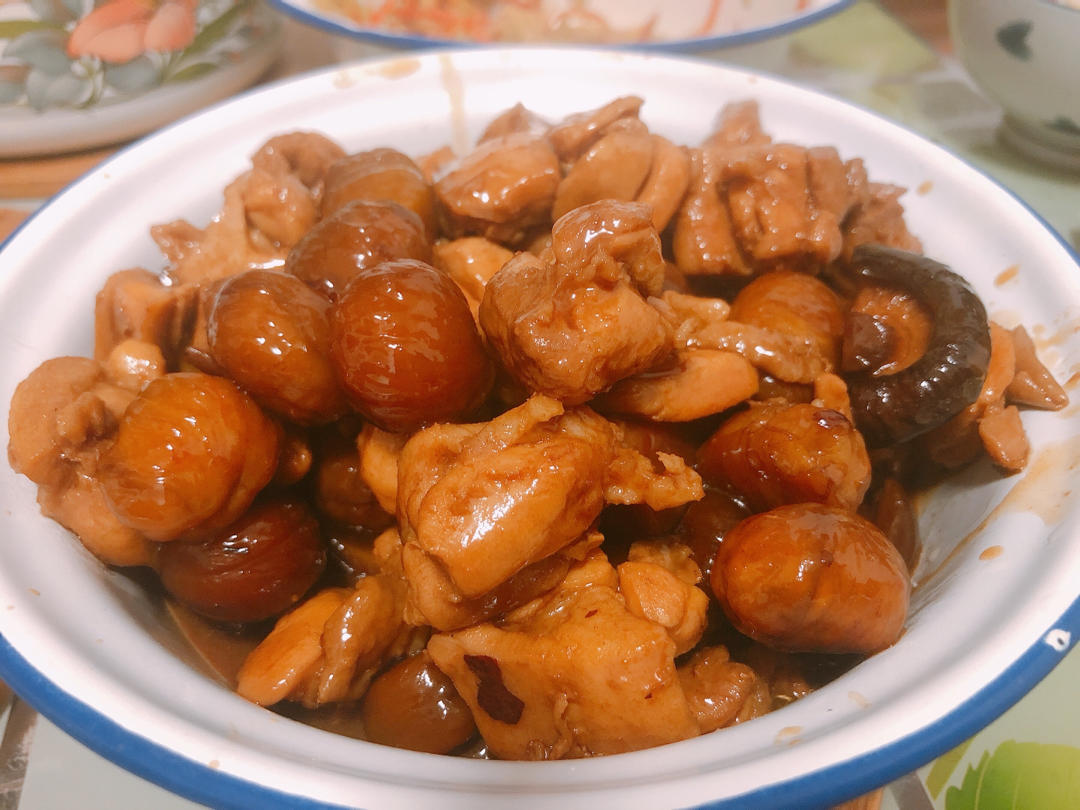 香香甜甜的家常美味板栗烧鸡，开启周末大餐