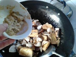 豆干芋头焖冬菇的做法 步骤6