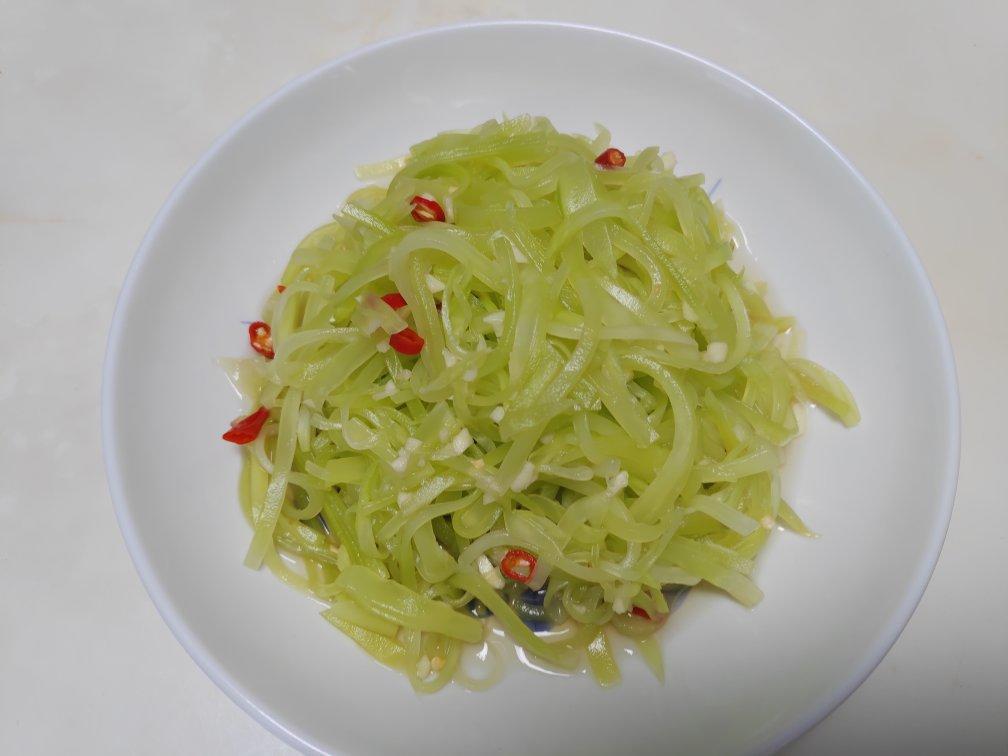 厨师长教你：夏日开胃小菜“凉拌莴笋丝”的家常做法，简单易学赶紧收藏吧
