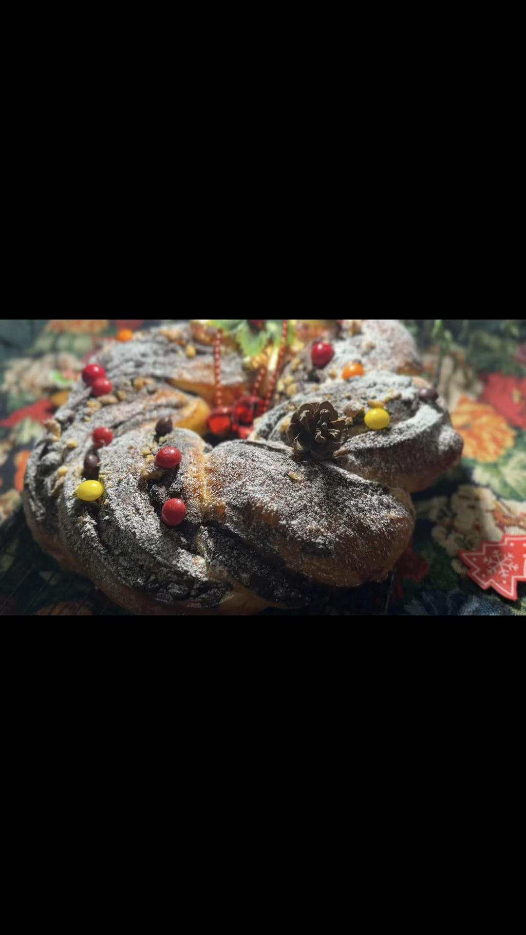 圣诞巧克力坚果麋鹿花环面包