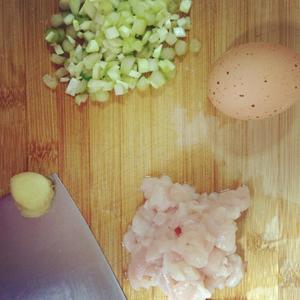 芦笋鸡肉蛋花粥的做法 步骤2