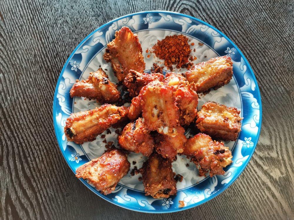 我家排骨从不红烧，加一些大蒜，出锅香喷喷，孩子吃完舔手指