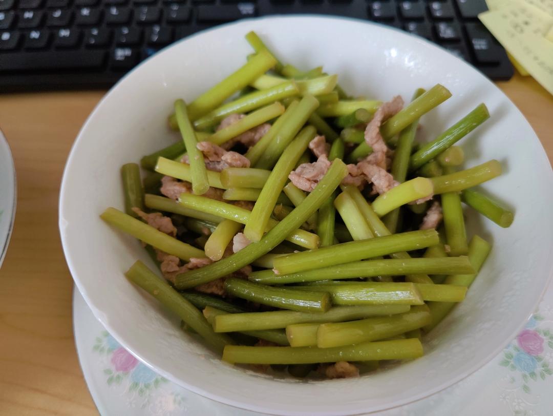 简单易做的下饭菜－蒜苔炒肉