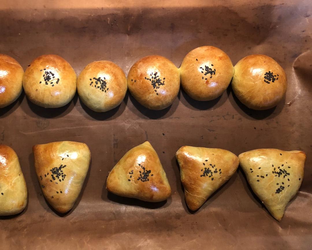 抹茶红豆三角面包