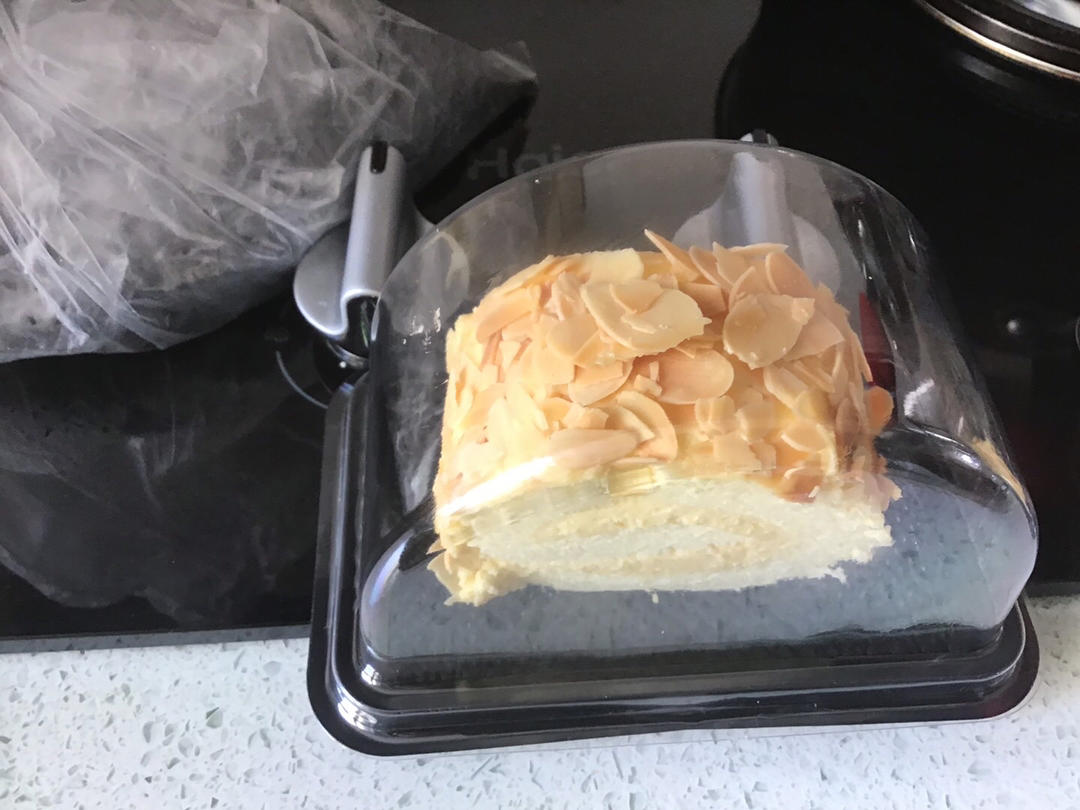 老少皆宜！甜品店卖爆了的咸奶油杏仁蛋糕卷