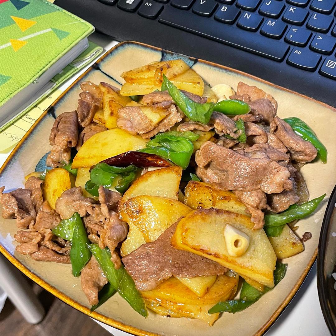 五花肉干煸土豆片