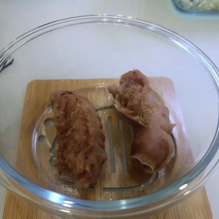 在家用微波炉就能做的烤肠，只需两分钟。