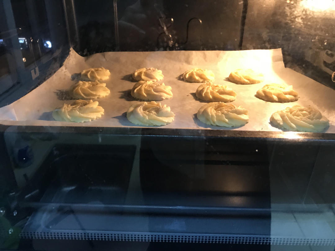 花纹如刀锋般锐利的黄油曲奇