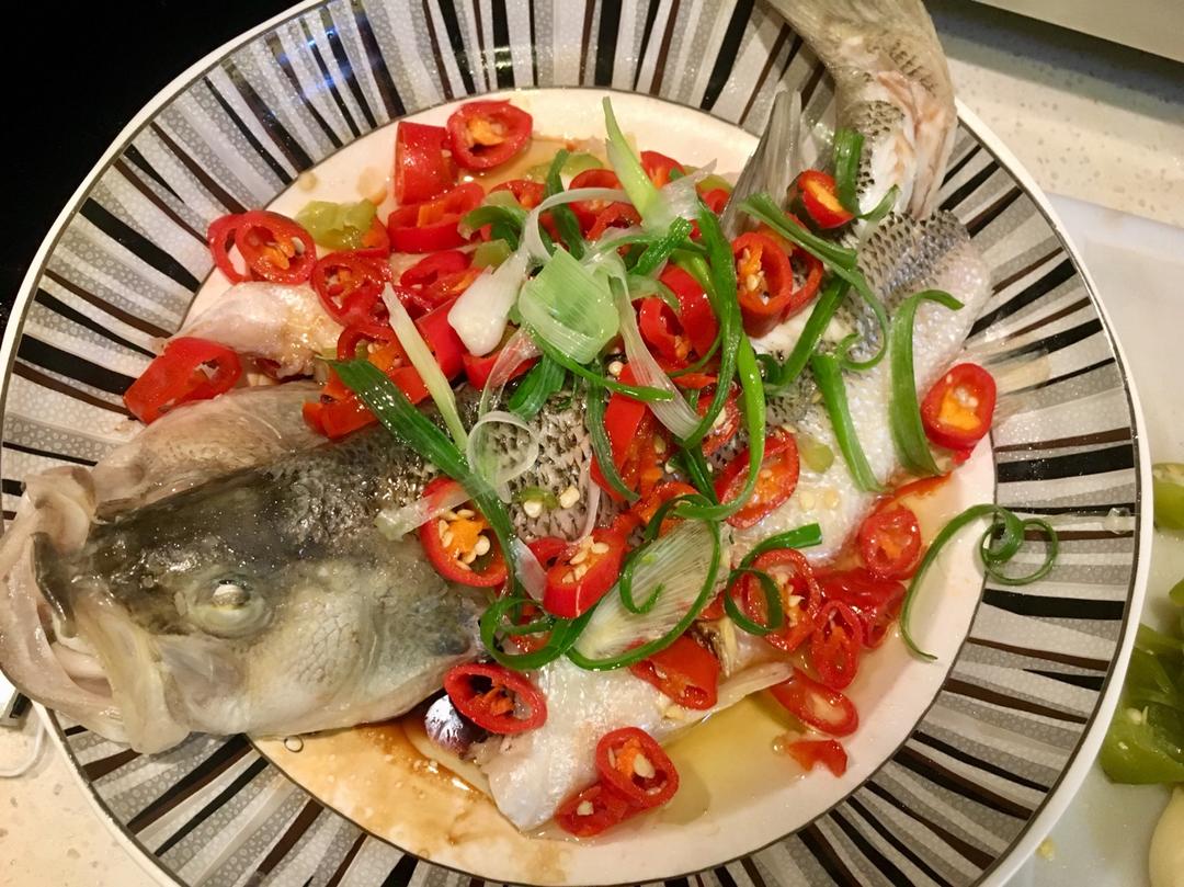 柔软时光吖做的蒸鲈鱼