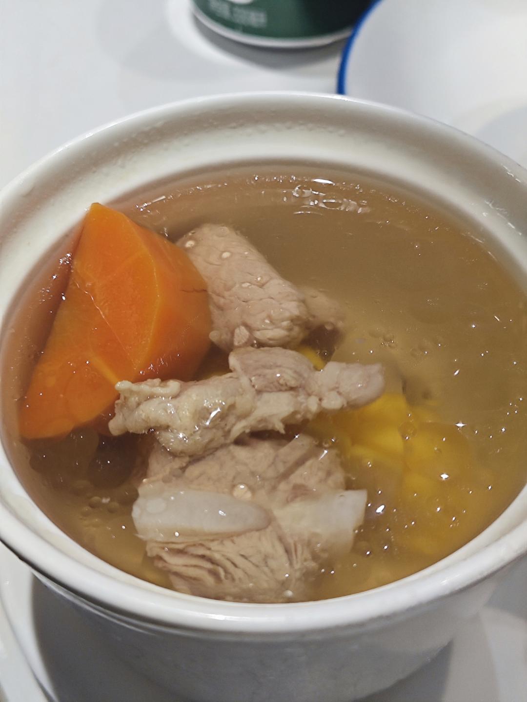 胡萝卜玉米排骨汤
