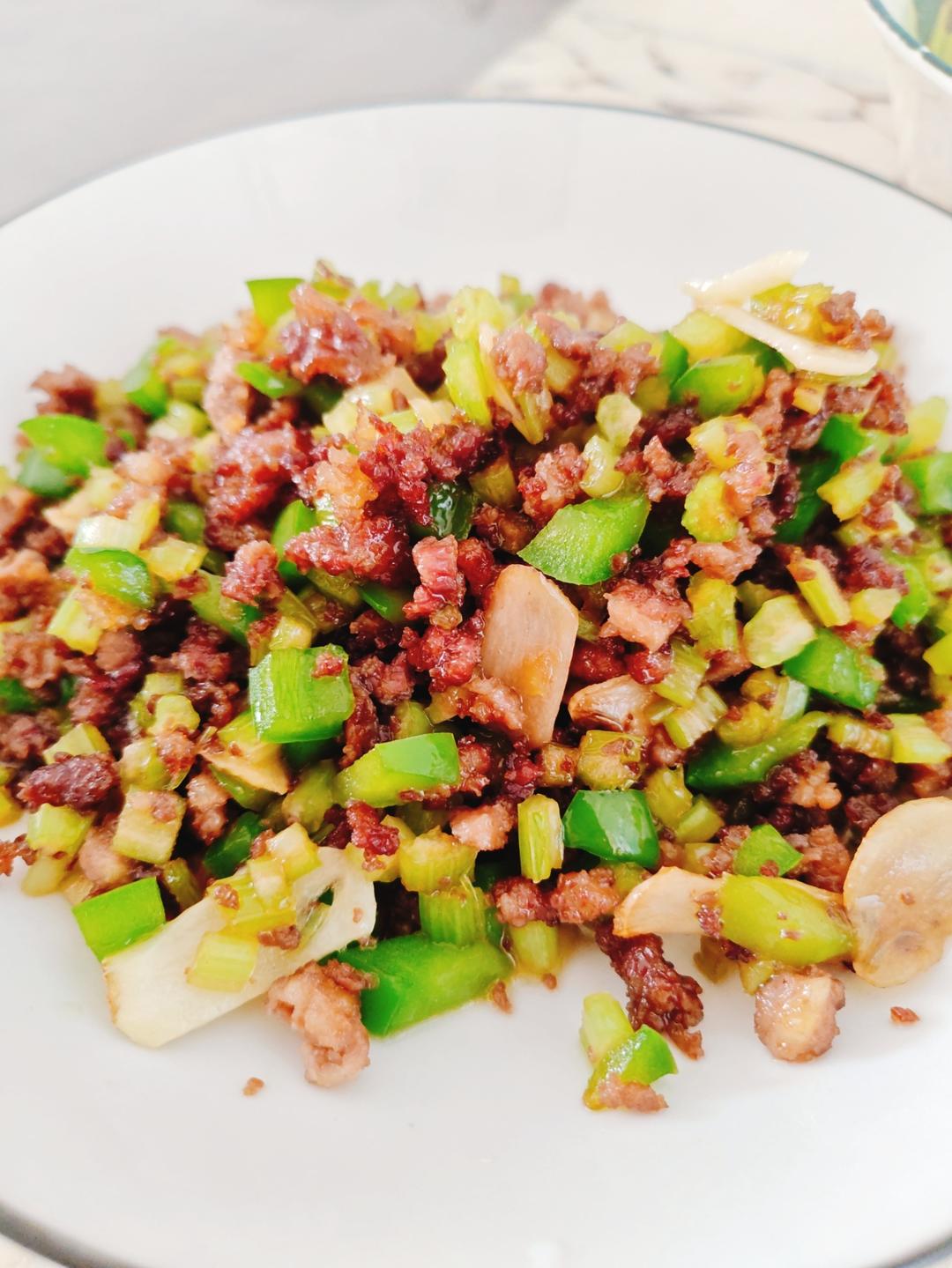 米饭杀手｜芹菜粒炒牛肉末