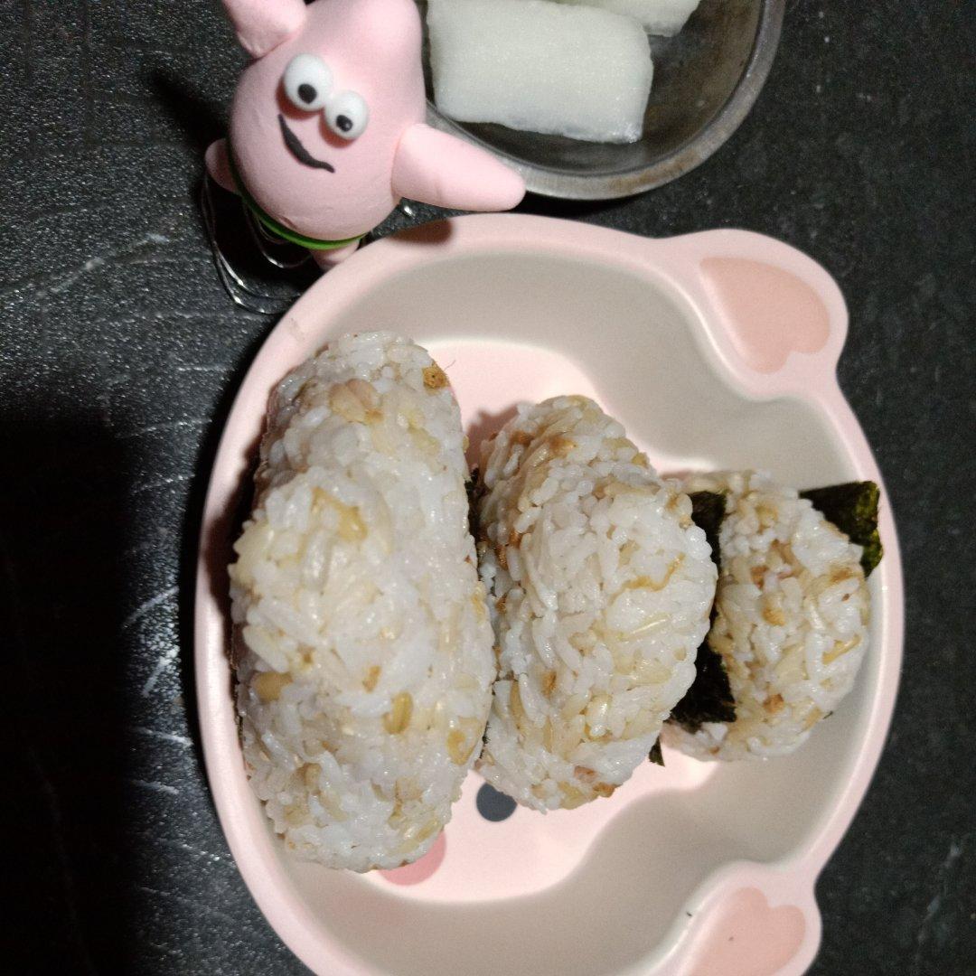 肉松三角饭团