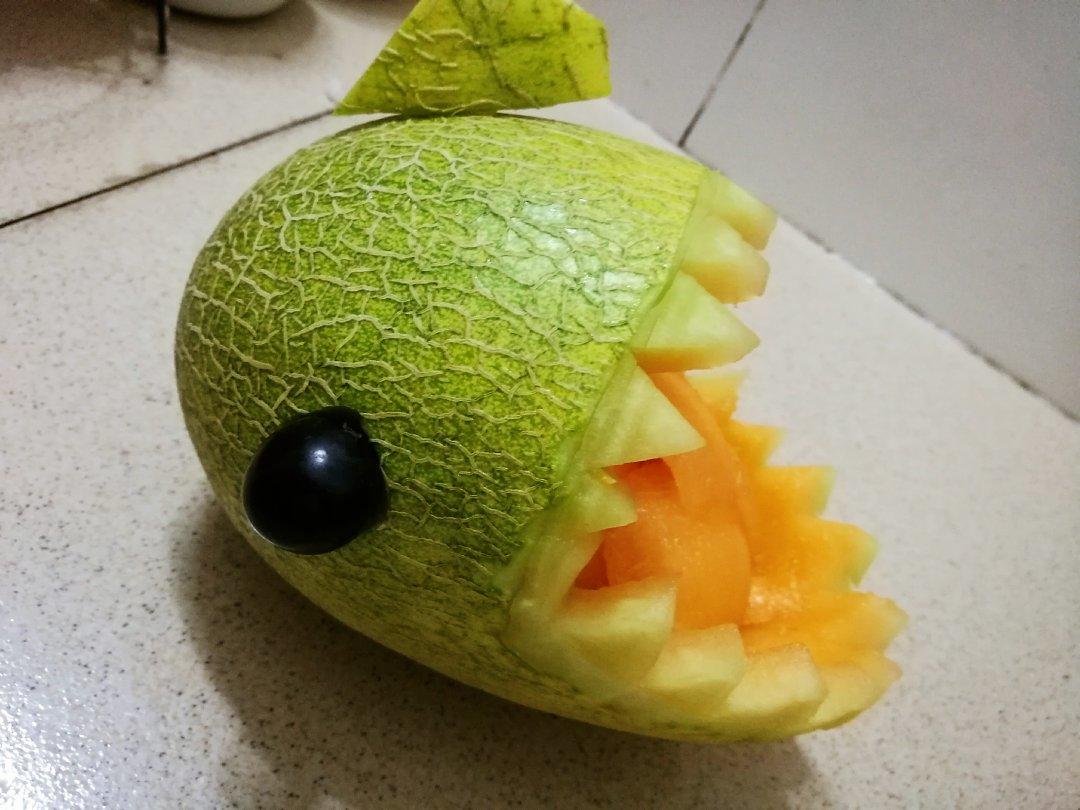 卖水果的小豆妈做的超级酷炫的鲨鱼西瓜雕