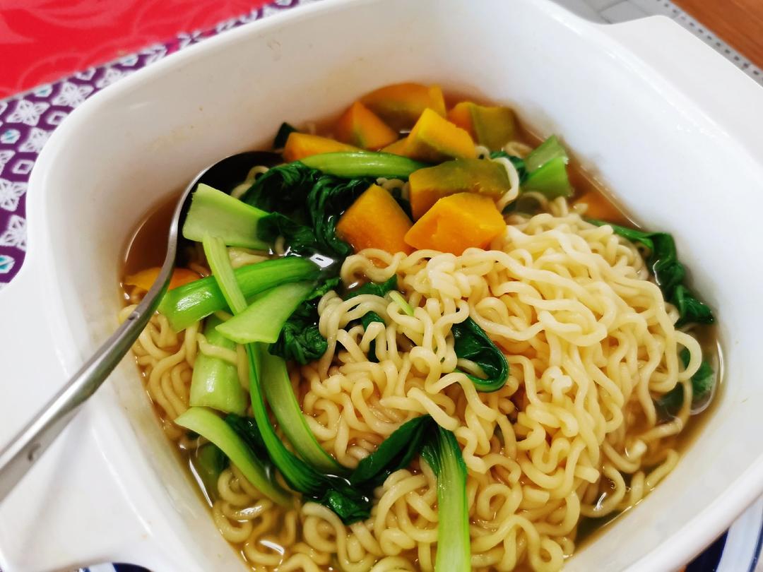 雪盈8595做的海鲜南瓜方便面