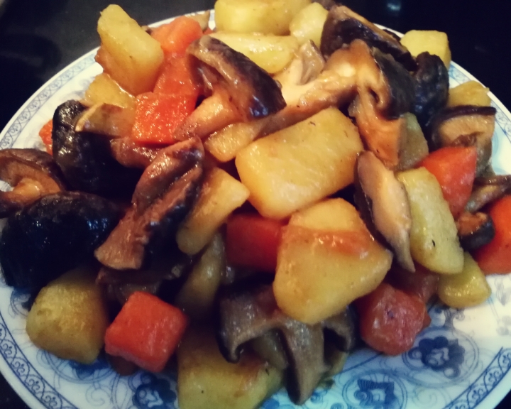 三色素烧（香菇、土豆、胡萝卜的组合）的做法