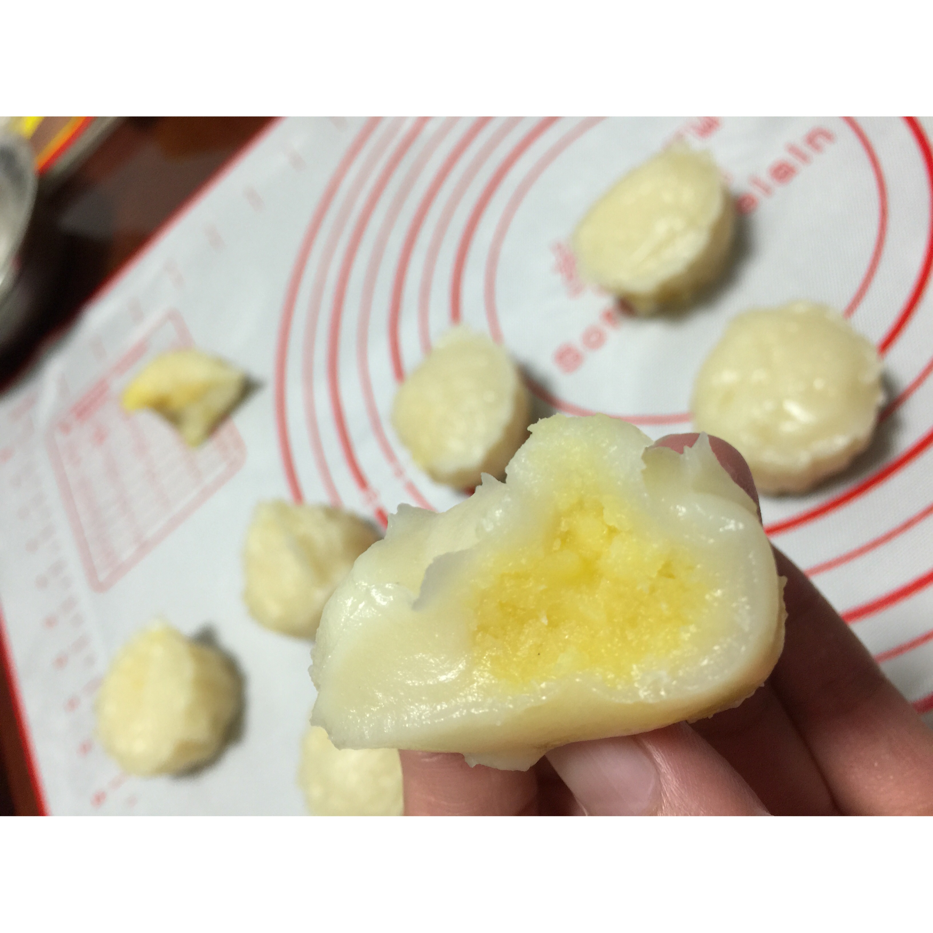 椰香芝士奶黄冰皮月饼