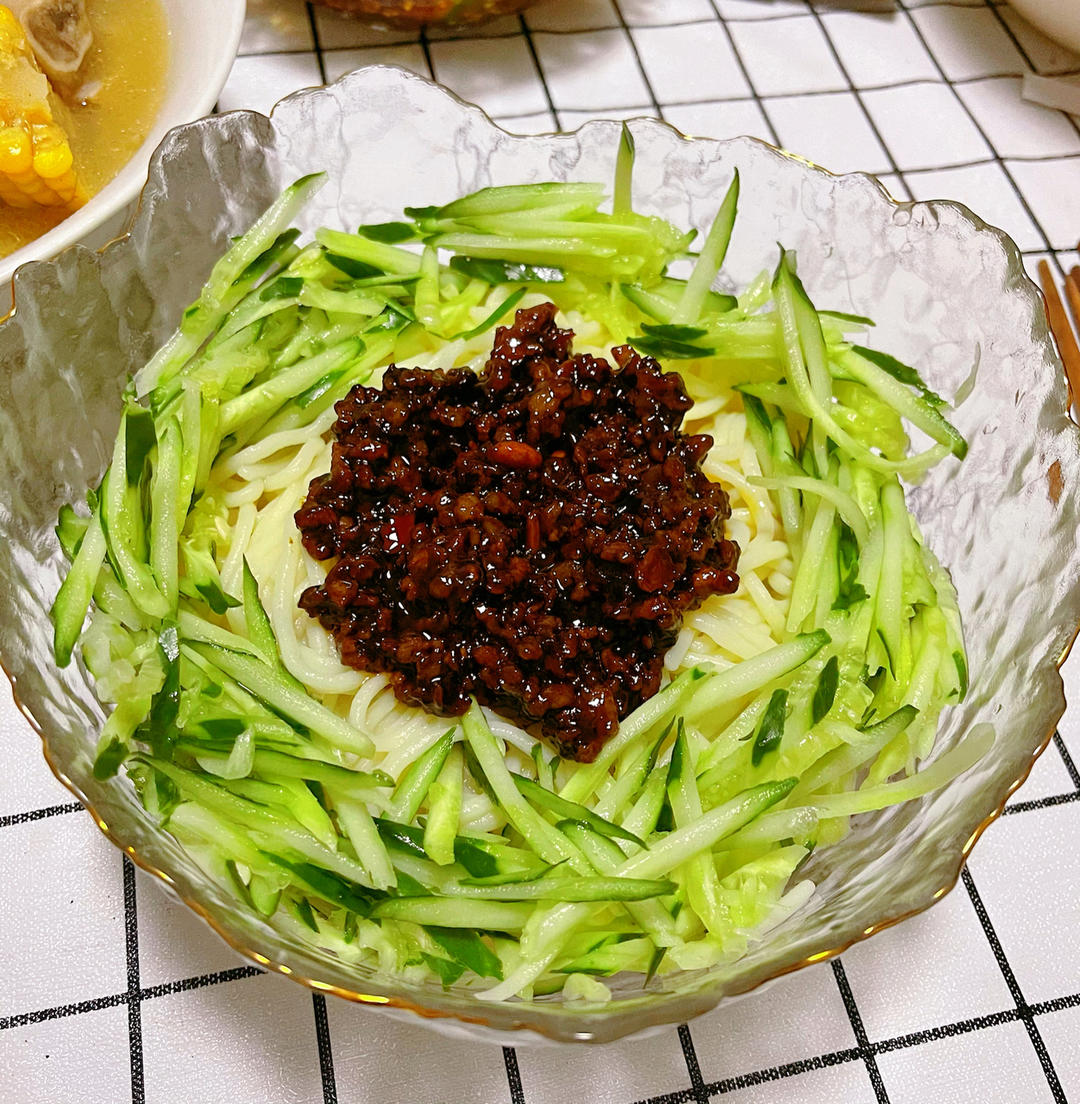 我发誓这将是你吃过最好吃的炸酱面，一口下去回味无穷！！！