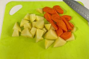 色香味俱全的胡萝卜土豆烧牛腩的做法 步骤1