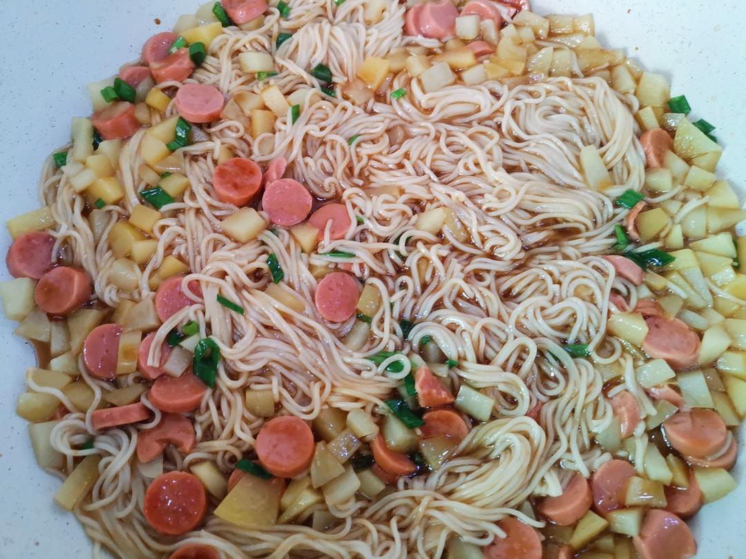 土豆香肠拌面