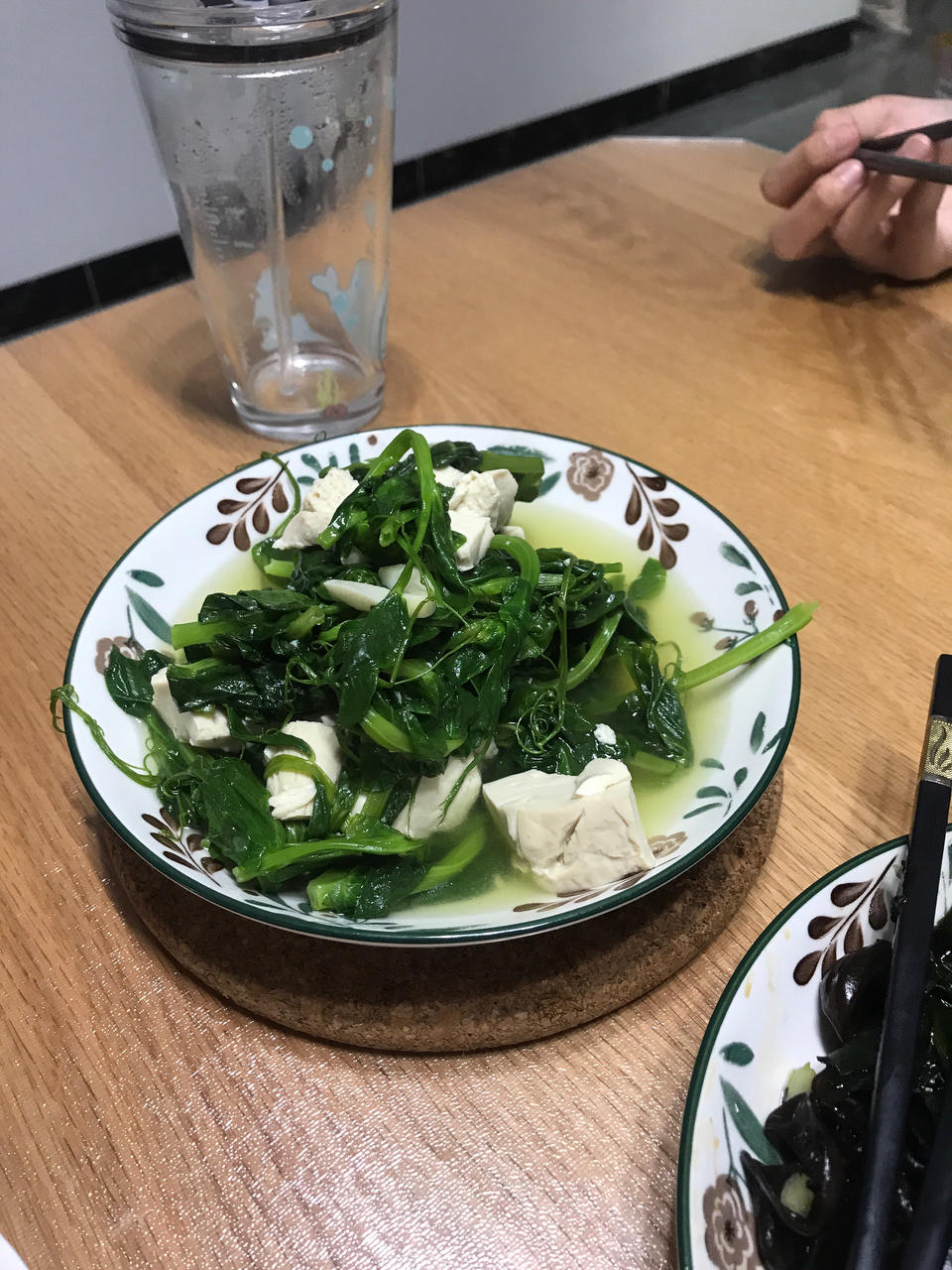 豌豆尖蘑菇豆腐汤