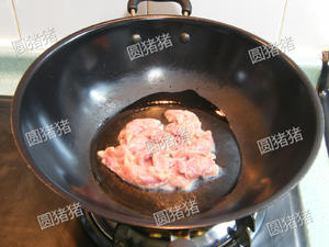 白菜猪肉炒木耳——如何炒瘦肉不老不柴的做法 步骤3