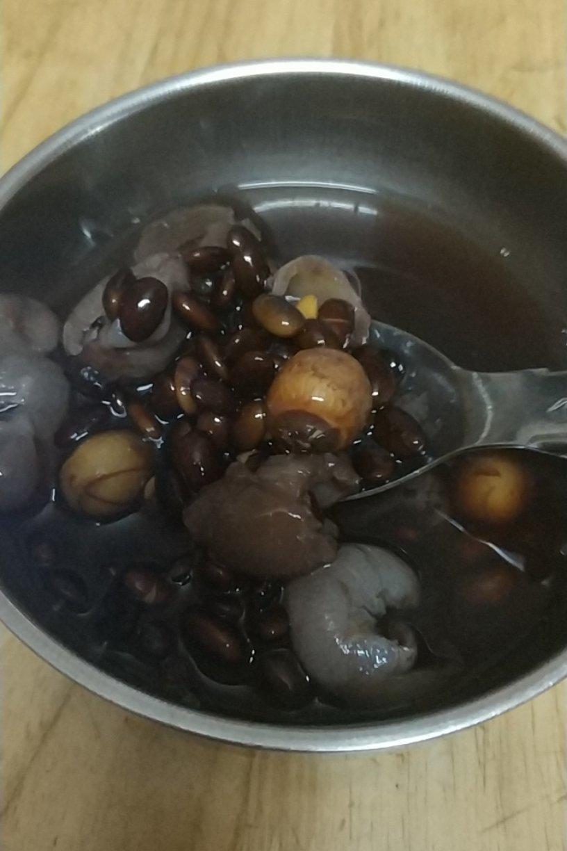 补肾乌发《黑豆桂圆莲子红枣汤》秋冬滋润糖水