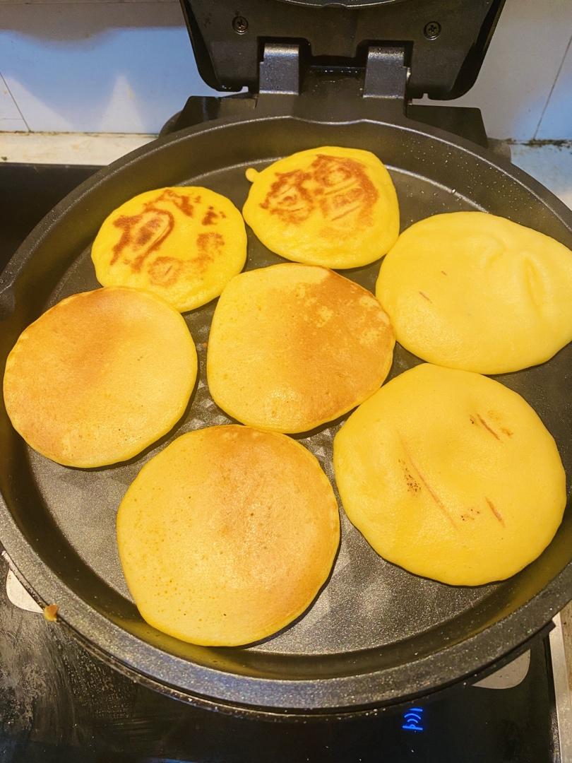 射手大餐做的东北玉米面大饼子俗称锅贴