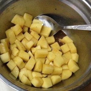 电饭锅版土豆香肠焖饭的做法 步骤2