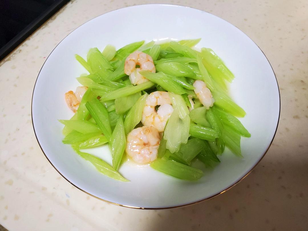 怎样炒出饭店级别的幼嫩西芹（附正确的西芹处理手法）