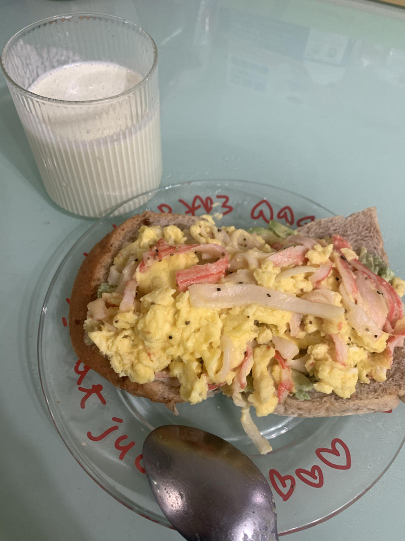 减脂健身早餐牛油果蟹柳滑蛋贝果+椰子冰美式