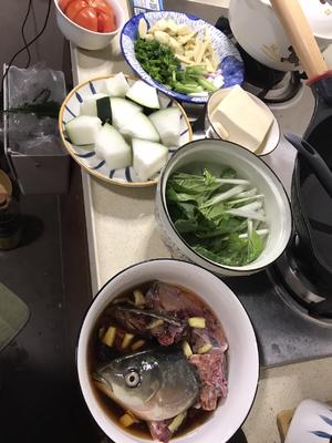 砂锅鱼头豆腐杂锦煲的做法 步骤1