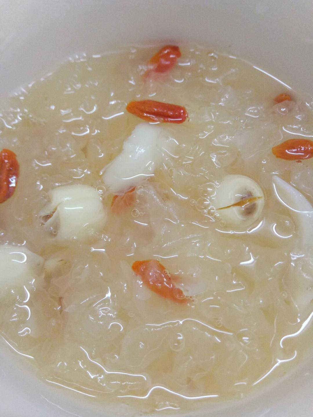 赵小鸡做的银耳百合莲子羹