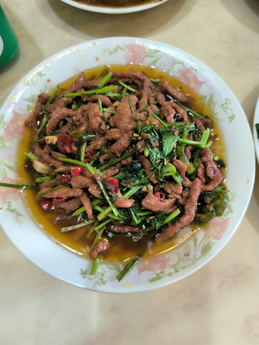 香菜炒牛肉，香辣下饭，爱吃香菜的朋友看过来，拌饭绝了