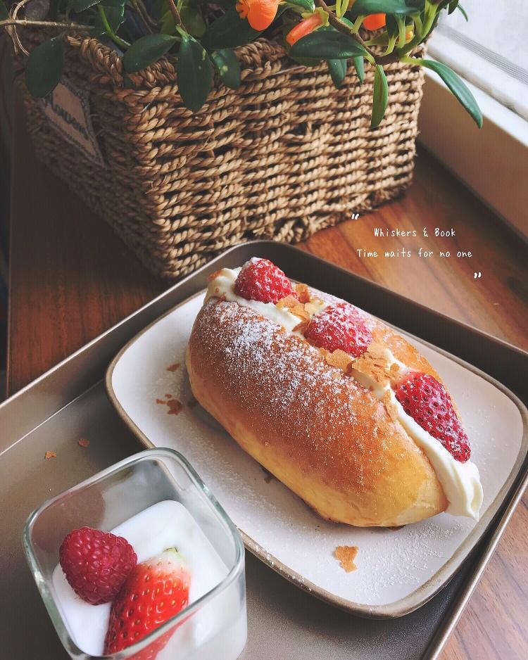 草莓奶油面包