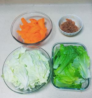 健身减肥餐生菜胡萝卜炒卷心菜的做法 步骤2