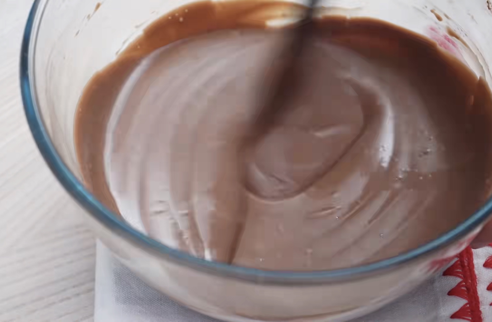 免烤箱#巧克力控必做#浓郁巧克力奶酪慕斯蛋糕的做法 步骤7